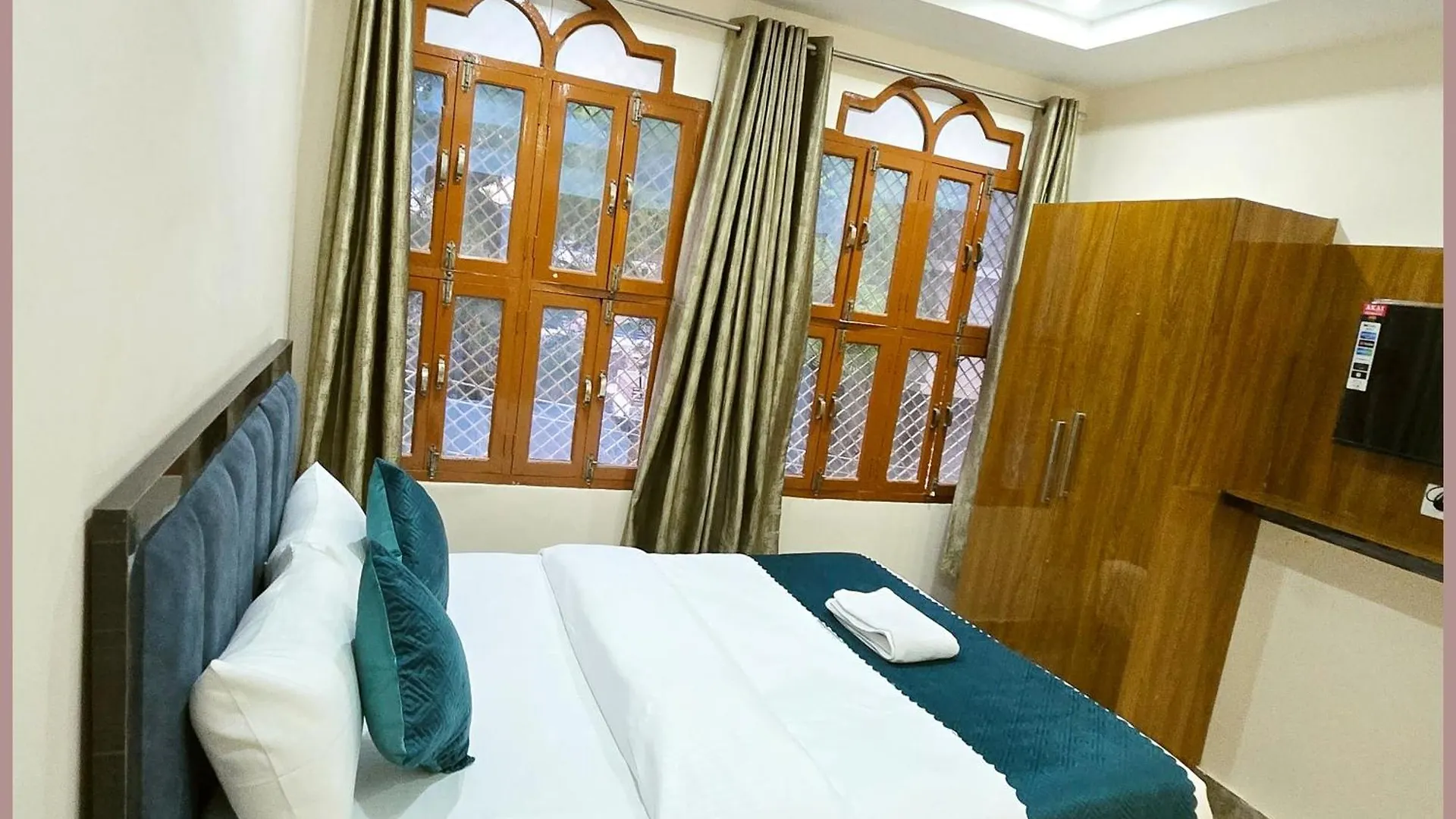 Vns - Hotel Premium Rudra Guest House - Warm Hospitality & Comfortable Room In Varanasi - Near Kashi Vishwanath Temple - Best Hotel In Βαρανάσι
