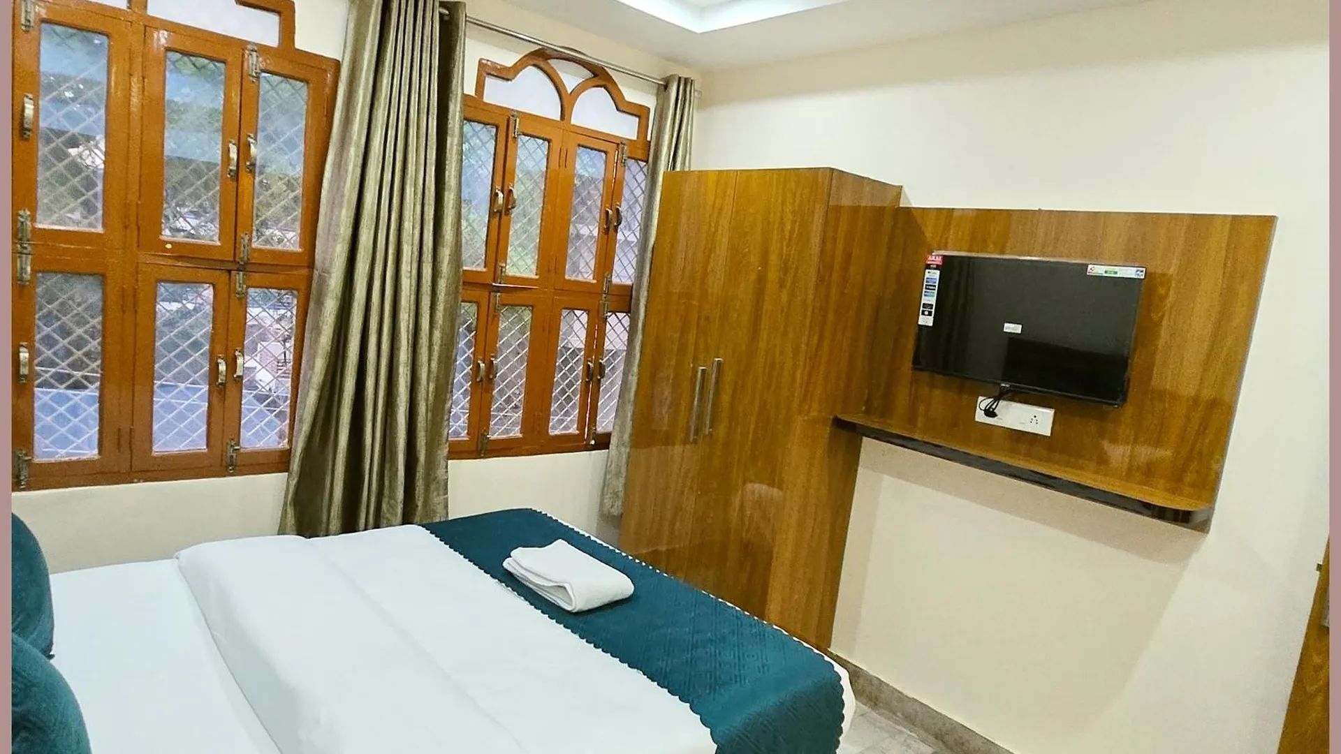 Vns - Hotel Premium Rudra Guest House - Warm Hospitality & Comfortable Room In Varanasi - Near Kashi Vishwanath Temple - Best Hotel In Βαρανάσι