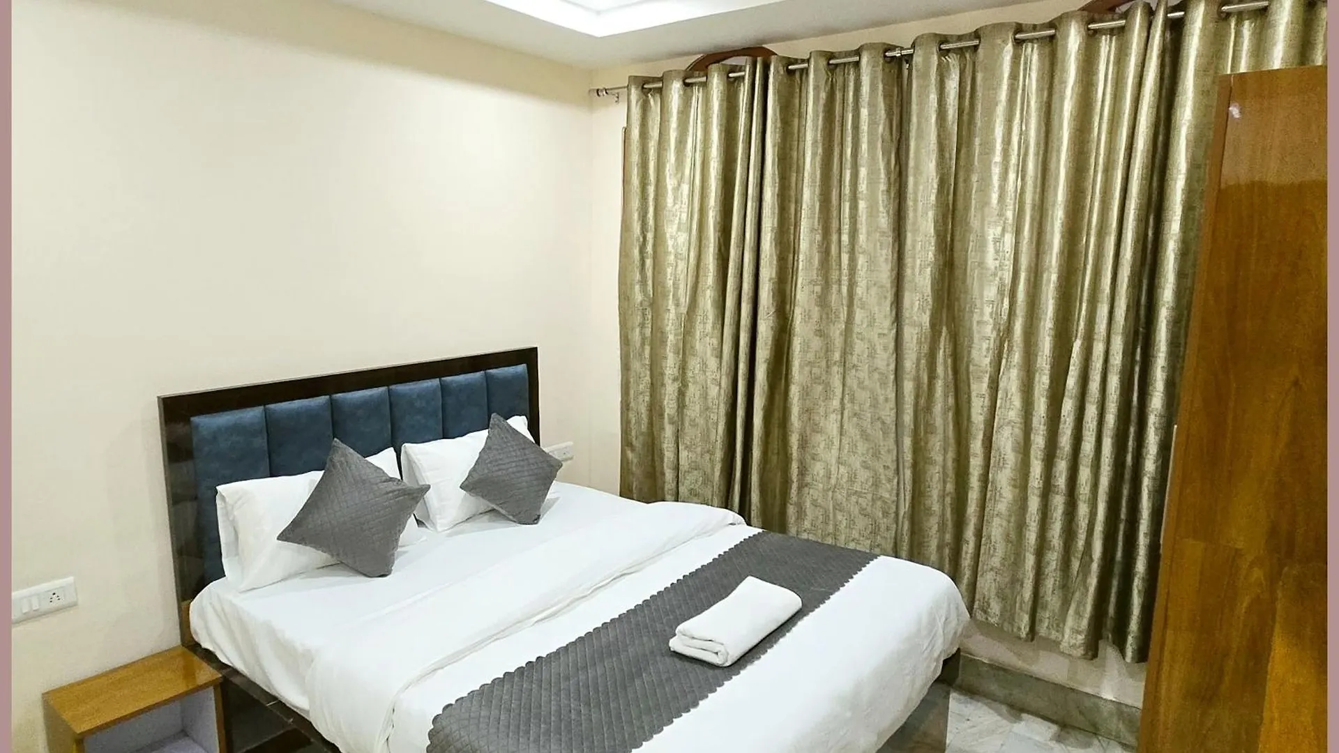 Vns - Hotel Premium Rudra Guest House - Warm Hospitality & Comfortable Room In Varanasi - Near Kashi Vishwanath Temple - Best Hotel In Βαρανάσι
