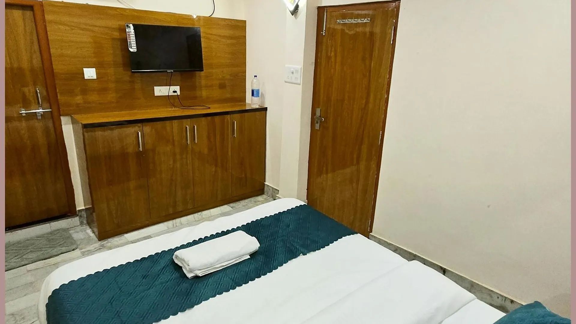 Vns - Hotel Premium Rudra Guest House - Warm Hospitality & Comfortable Room In Varanasi - Near Kashi Vishwanath Temple - Best Hotel In Βαρανάσι