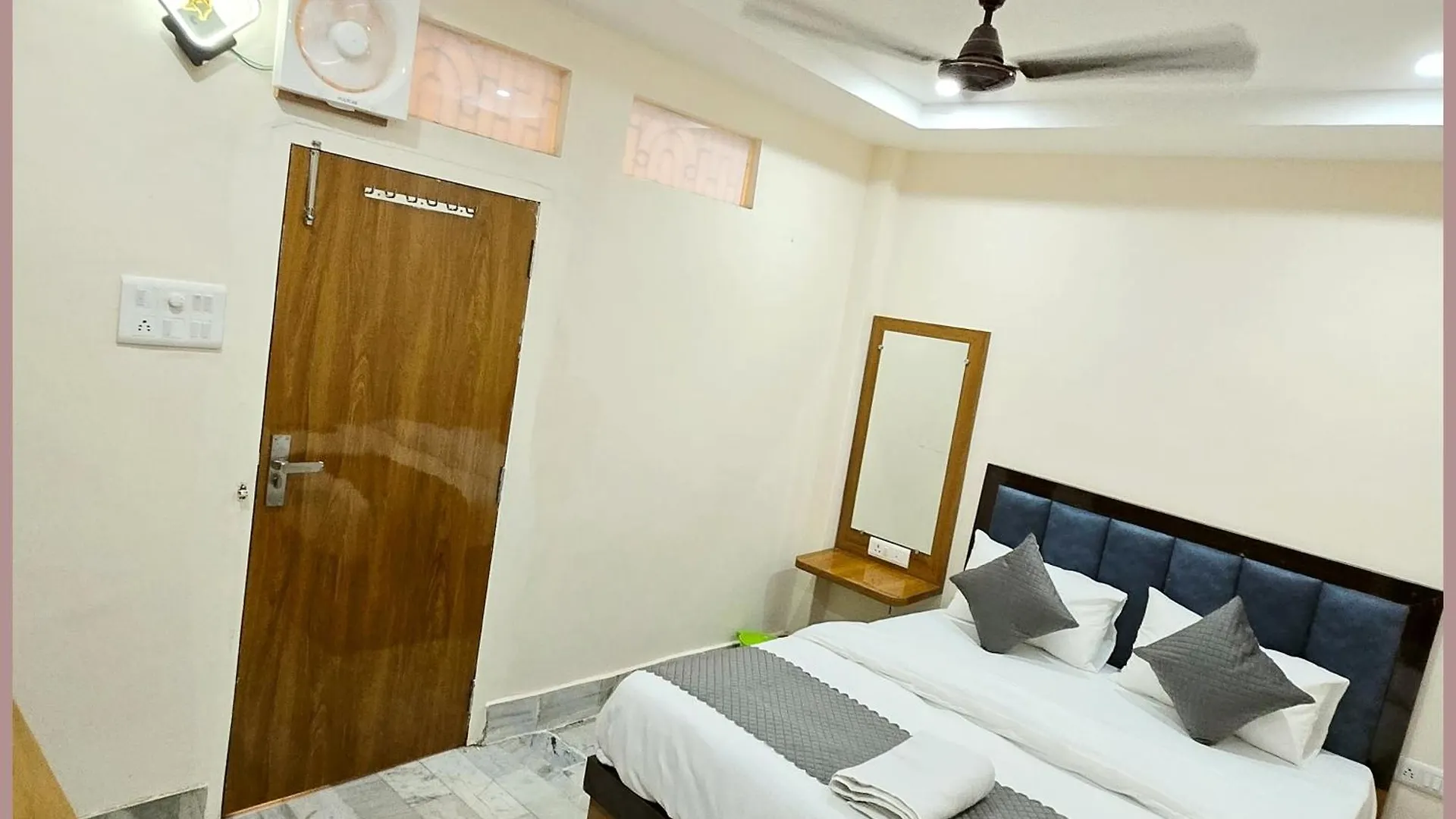 ****  Vns - Hotel Premium Rudra Guest House - Warm Hospitality & Comfortable Room In Varanasi - Near Kashi Vishwanath Temple - Best Hotel In Βαρανάσι Ινδία