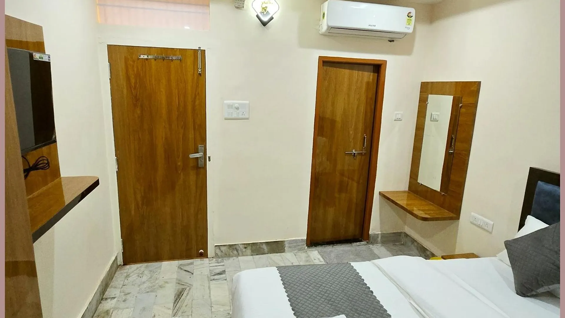 Vns - Hotel Premium Rudra Guest House - Warm Hospitality & Comfortable Room In Varanasi - Near Kashi Vishwanath Temple - Best Hotel In Βαρανάσι